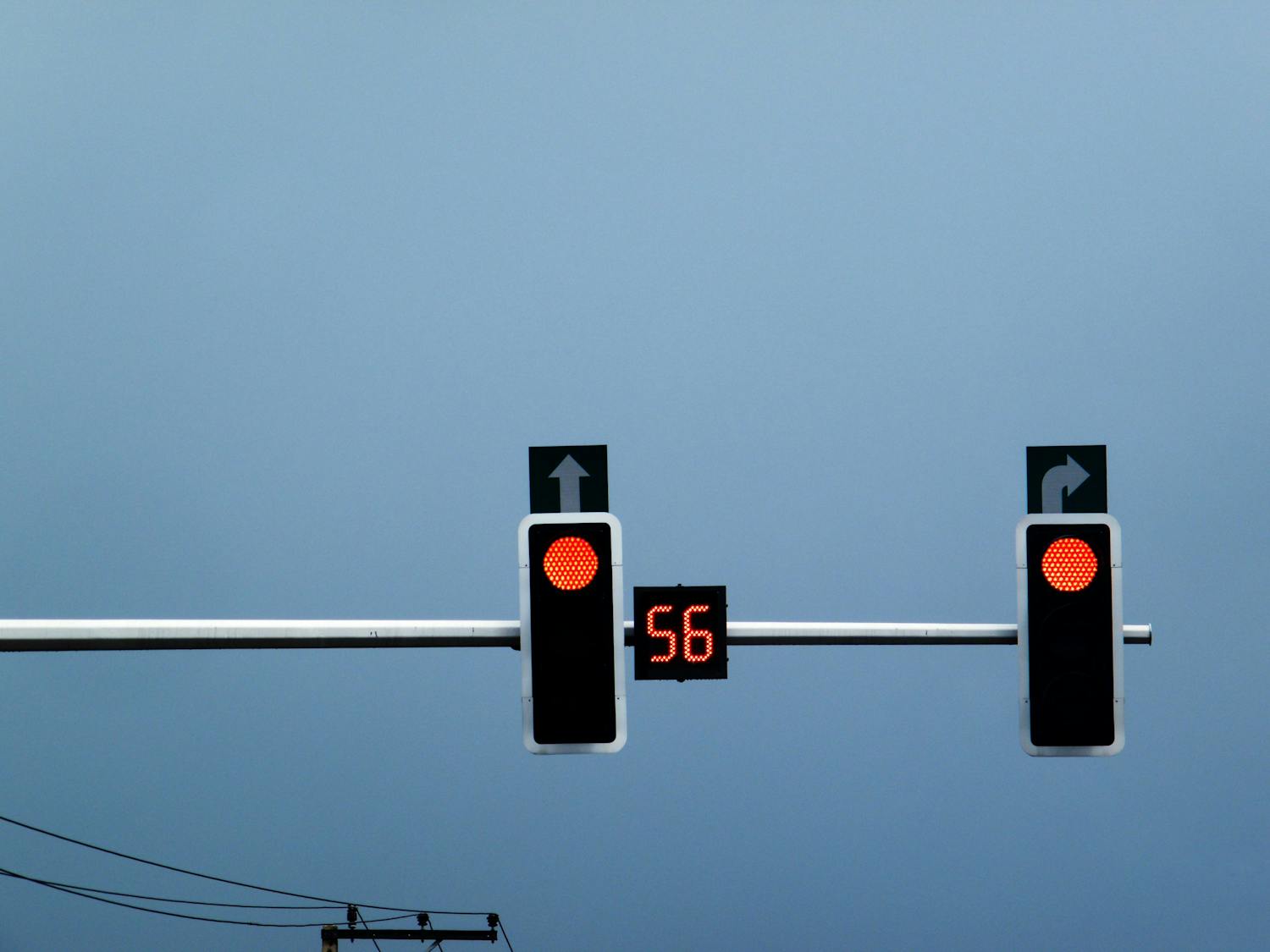 Lyskrysset fotografert på mørk himmel med kun to farger